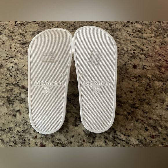 NWOT KATY PERRY PEEPS BUNNY SLIDES Sz.5 Relax poolside in the Peeps® Bunny Slide - Picture 5 of 5